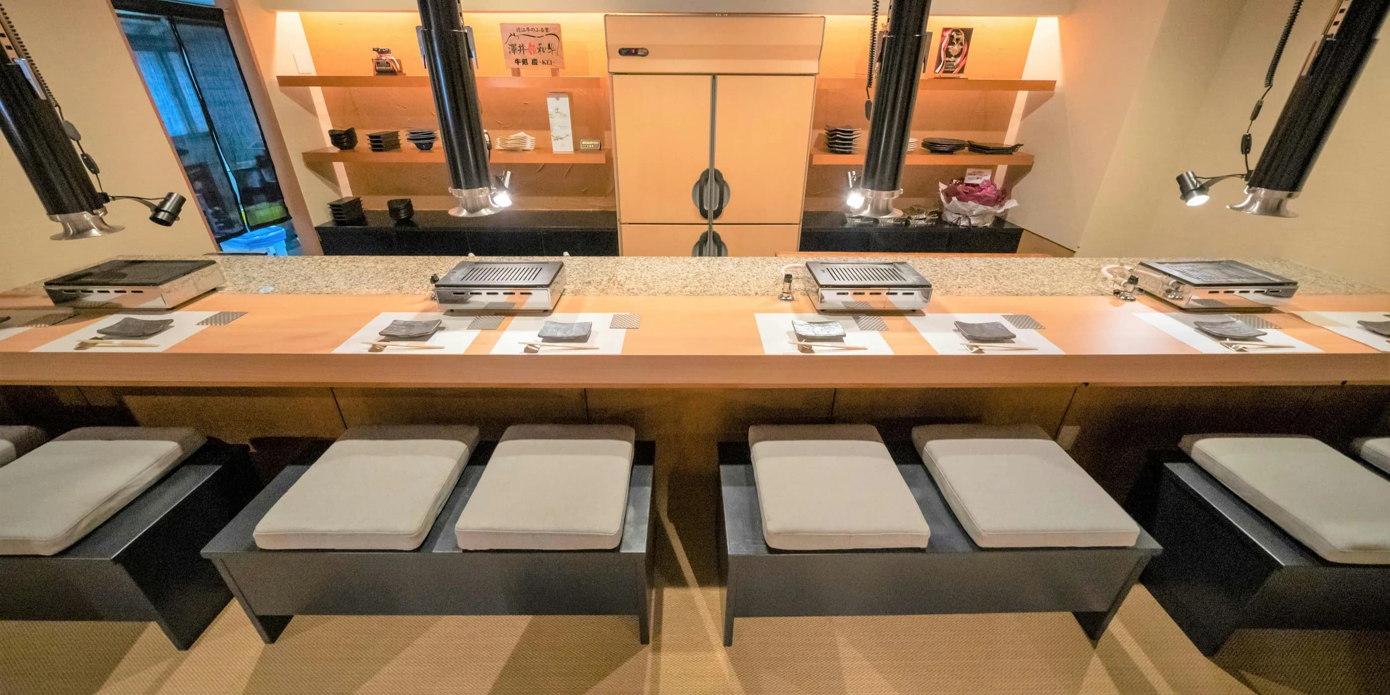 焼き台が並ぶ檜のカウンター席