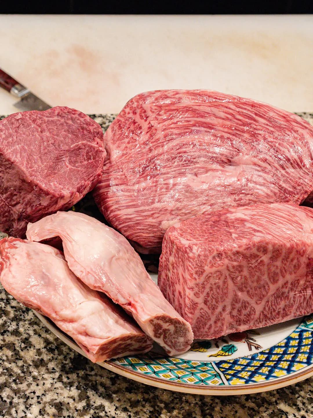 九谷焼の皿に盛られた霜降りの塊肉