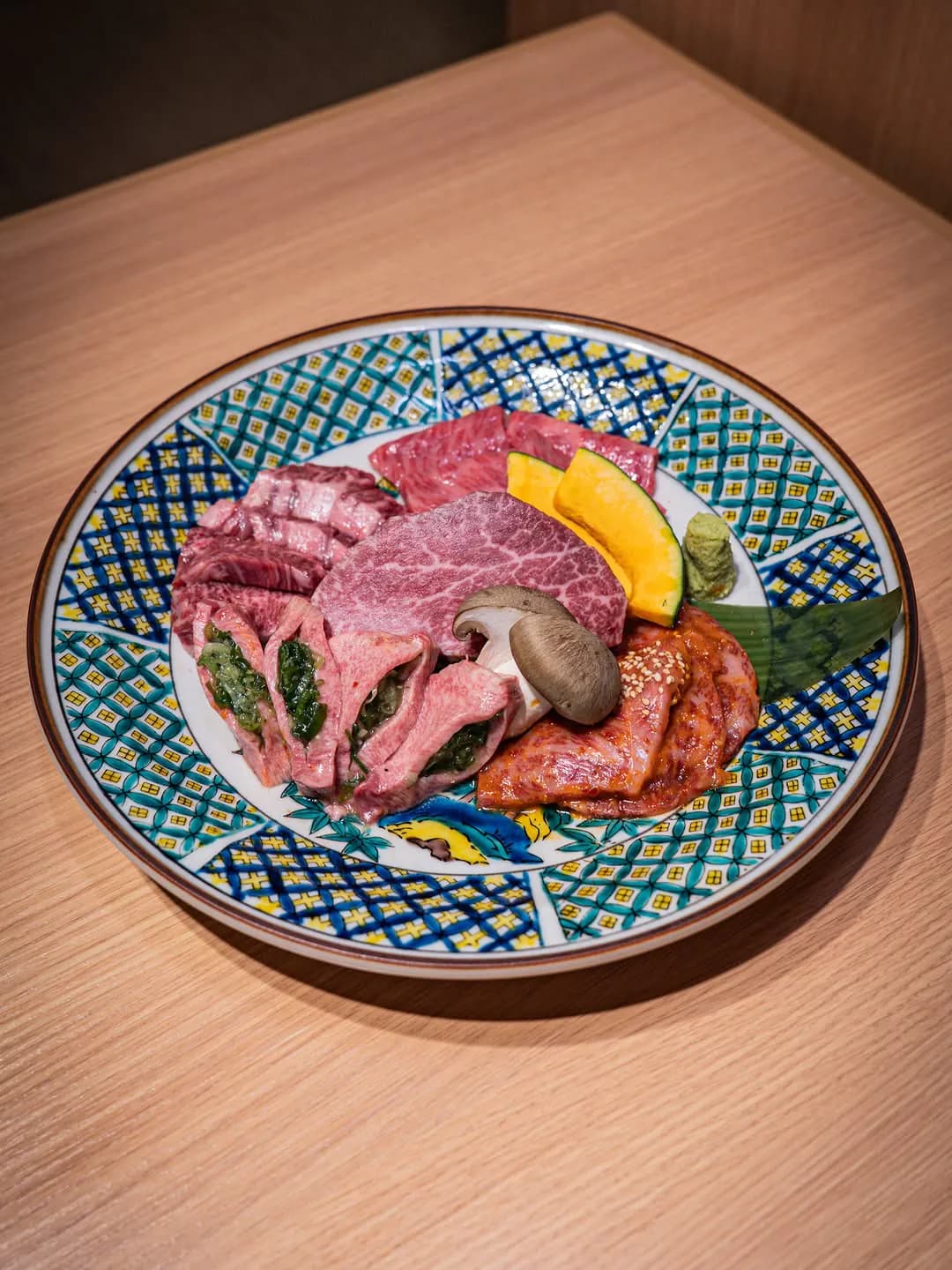 九谷焼の大皿に盛った焼肉