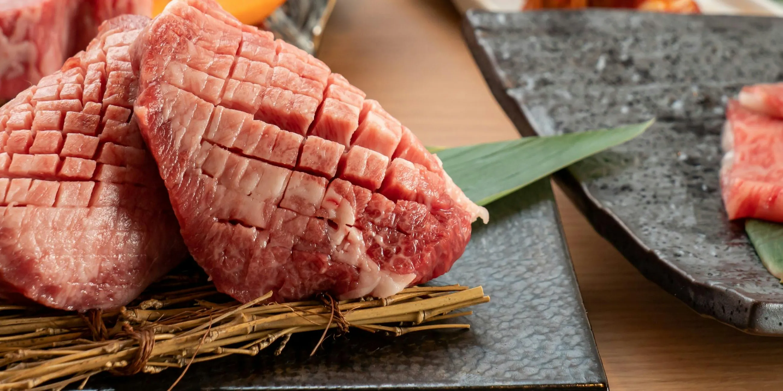 藁に盛った、包丁目を入れた厚切りタン